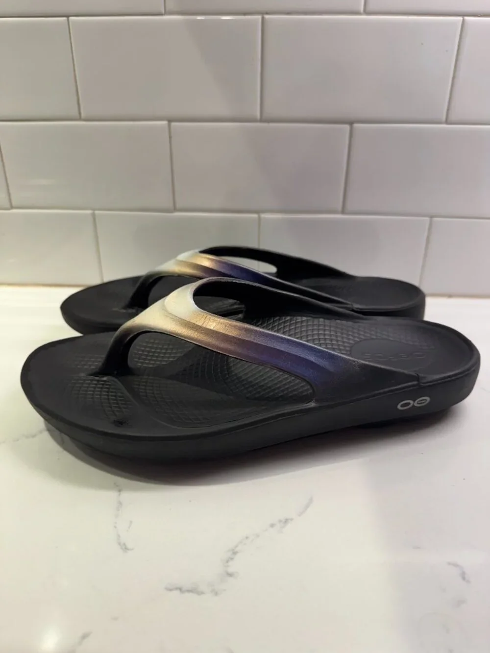 Oofos Recovery Thong Sandals Flip Flops Womens 9 EU39 Black Iridescent Strap